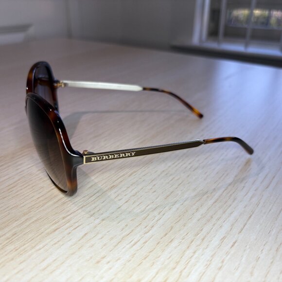 Vintage Burberry Sunglasses – Chic Oval Frame with Gradient Lenses - Picture 5 of 12